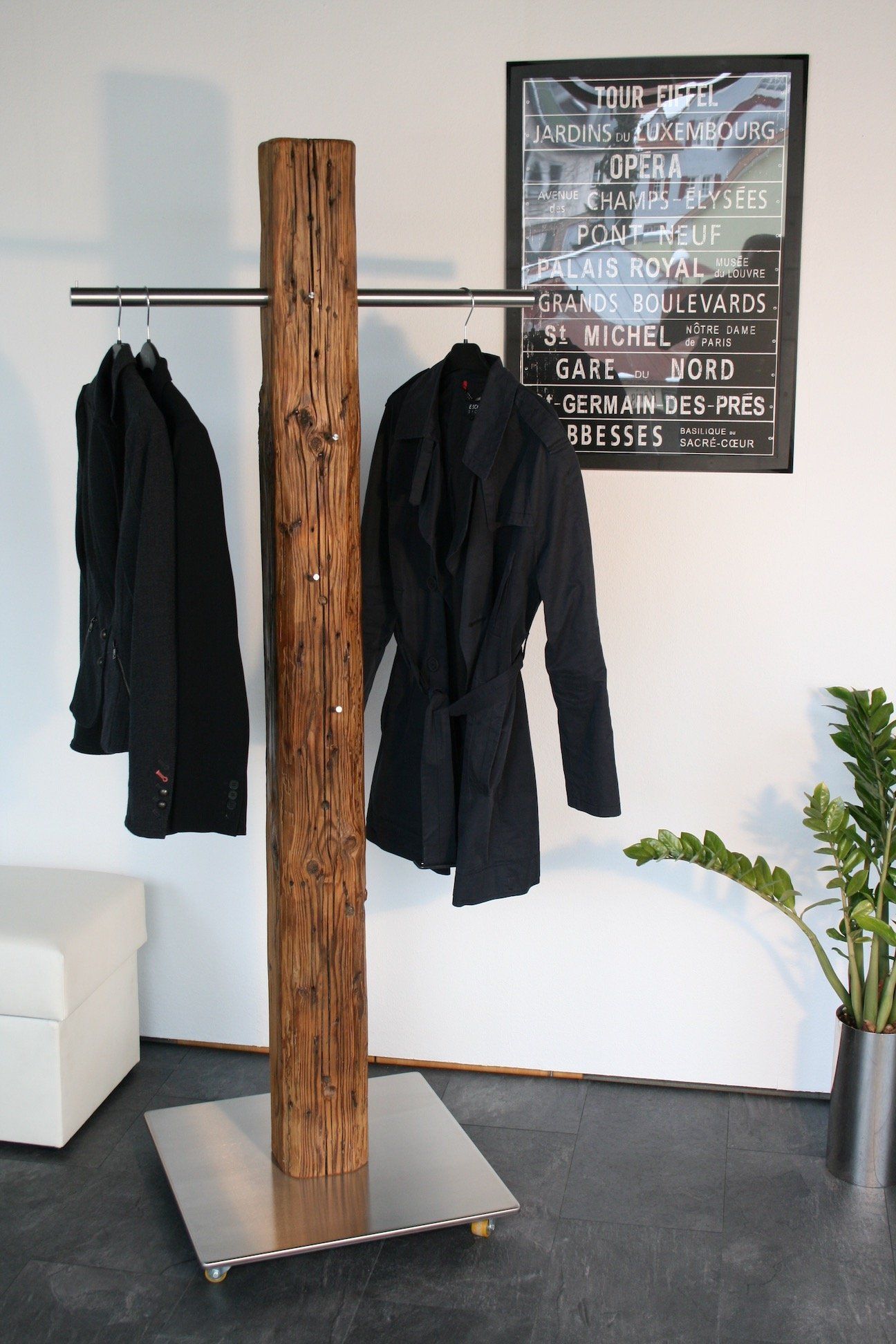 Garderobe in I-Form aus Altholz mit Rollen Garderobe in I-Form aus Altholz Holz mit Rollen