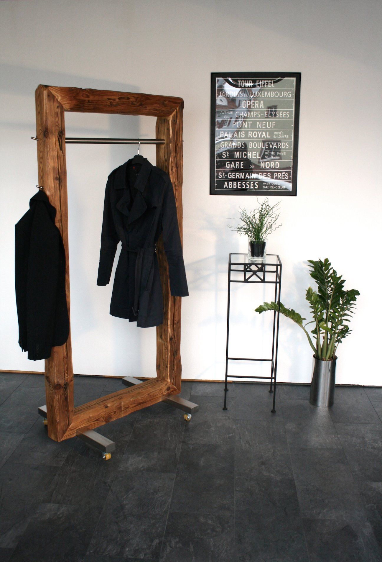 Garderobe O aus Altholz von woodesign Garderobe O aus Altholz Garderobenstange aus Edelstahl Rollen woodesign
