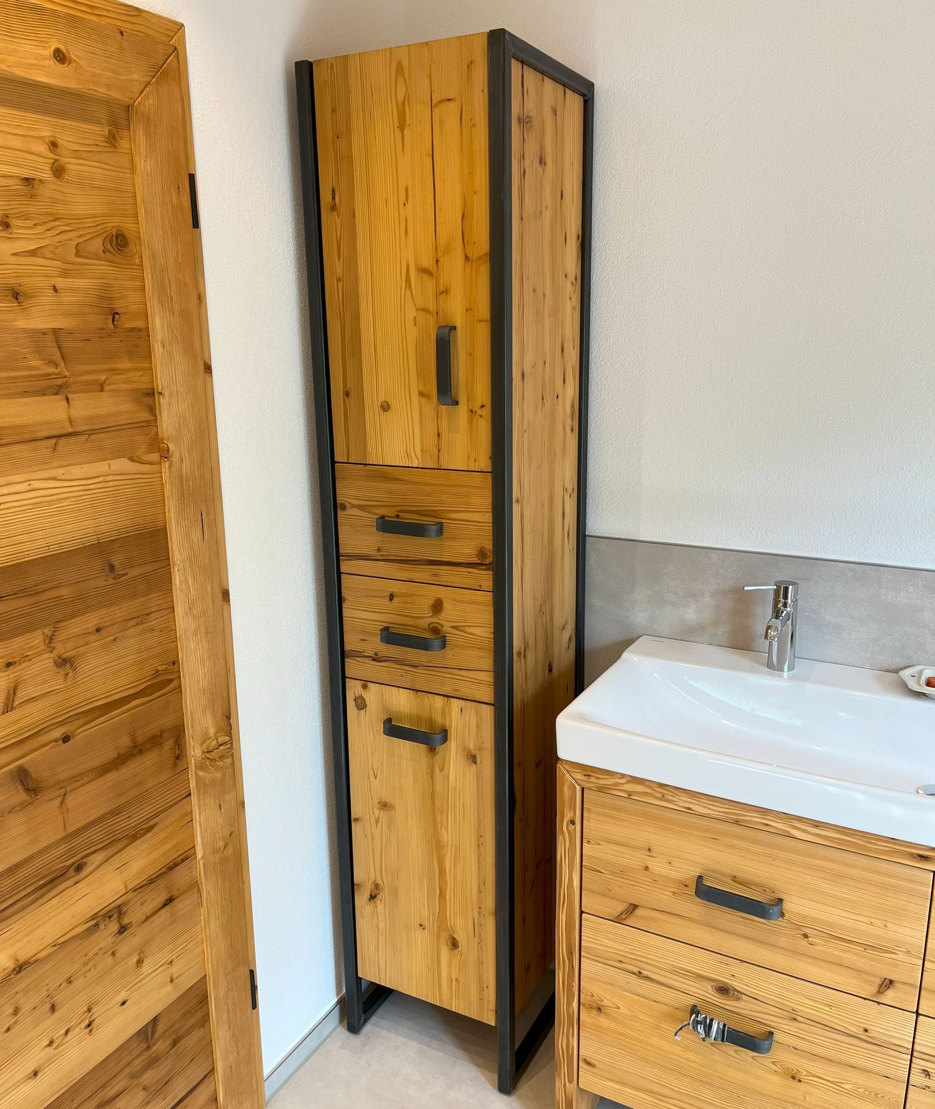 Hochschrank Modell 2 Altholz mit Stahl Wäschekorb Schubalde Ablagen
