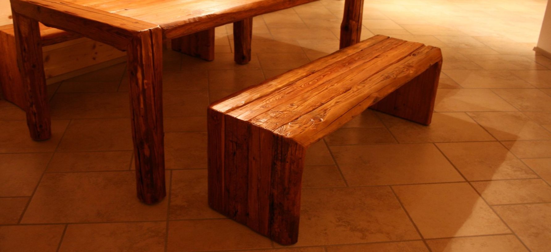 Sitzbank aus Massivholz Altholz in U-Form woodesign