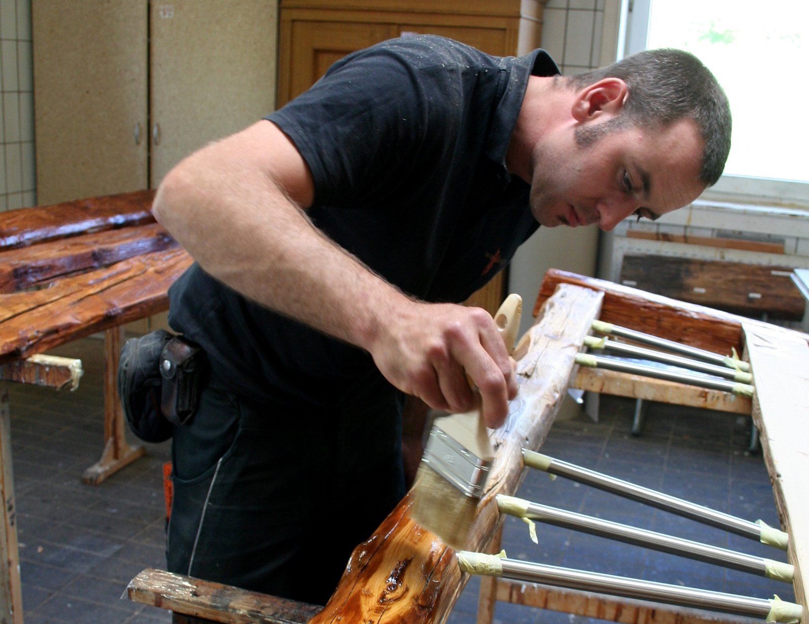 Oberflächenbehandlung von Altholz in der Werkstatt mit Holzöl und Holzwachs