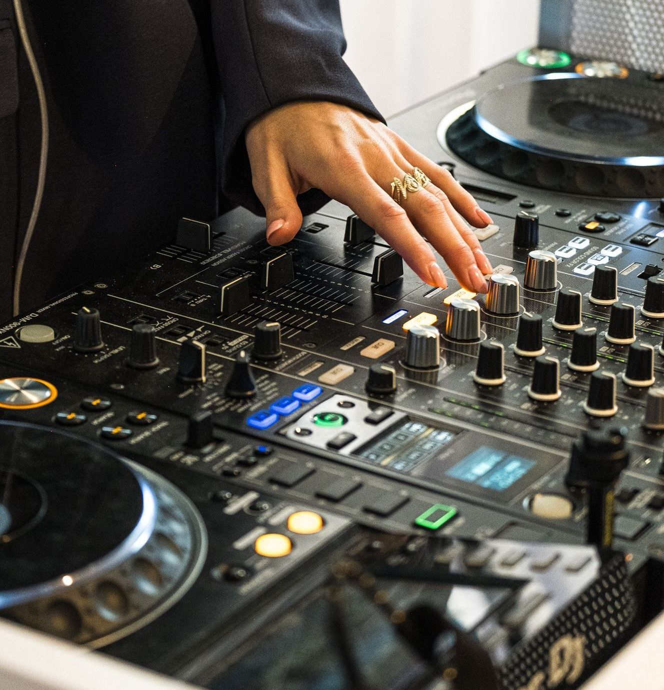 CDJ2000NXS2s and DJM900NXS2 at fashion popup shop in Soho for NYFW by The House Of Jax CDJ2000NXS2s and DJM900NXS2 at fashion popup shop in Soho for NYFW by The House Of Jax