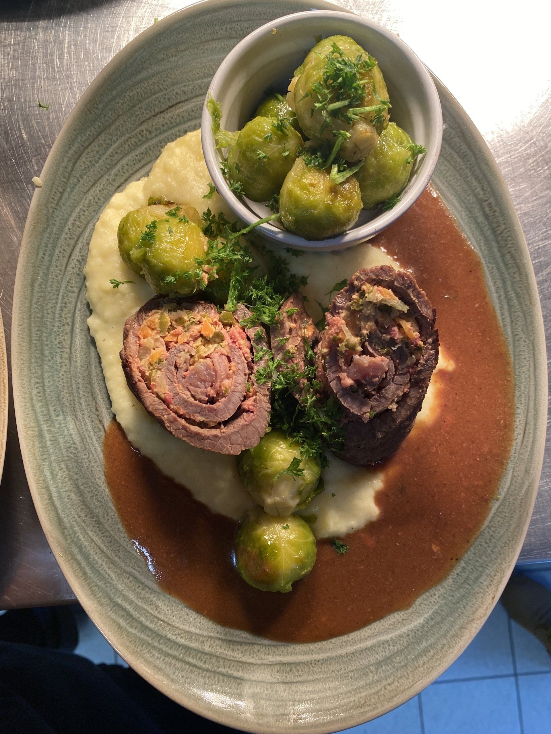 Rinder-Rouladem mit Kartoffelpüree und Rosenkohl