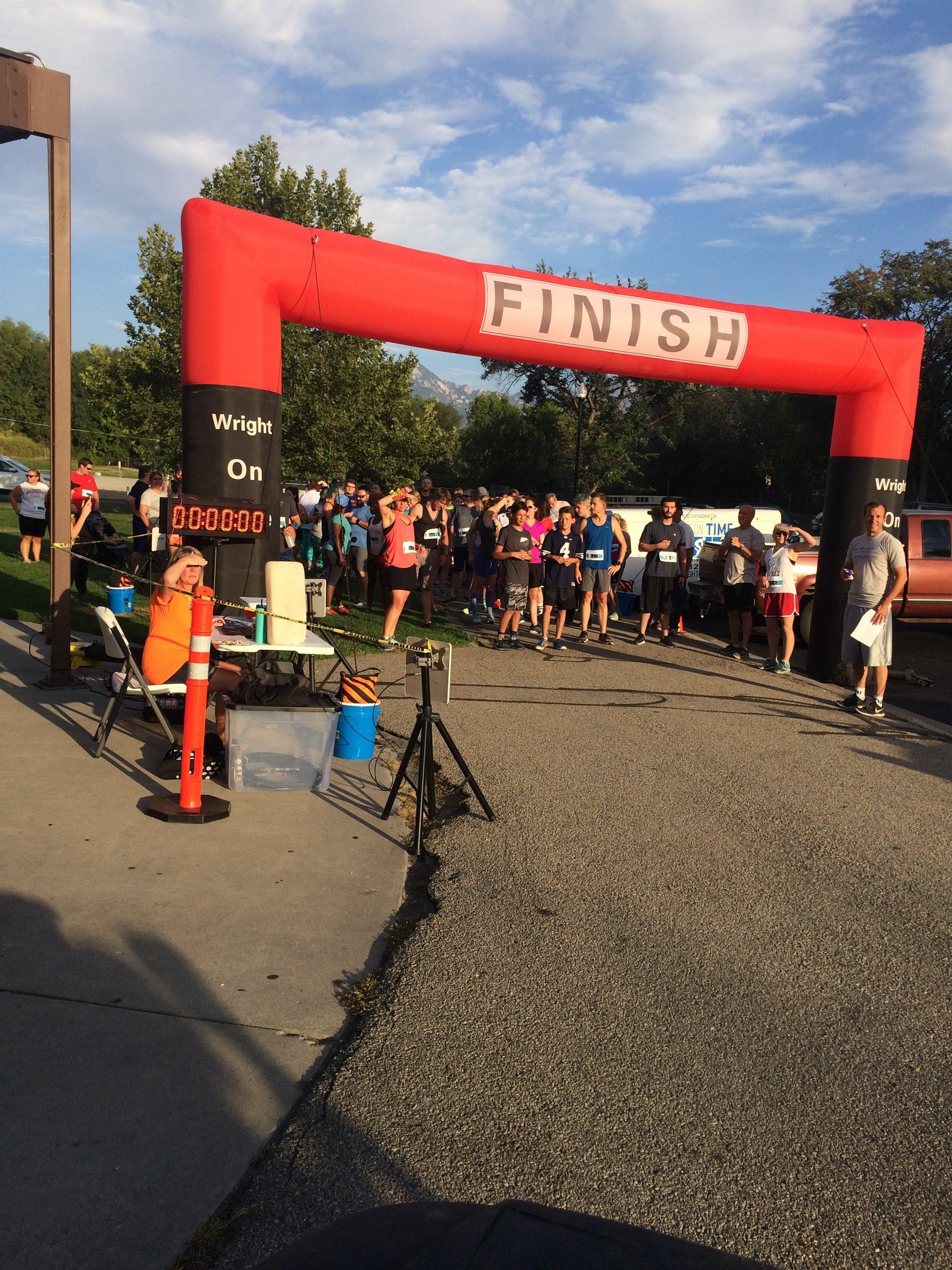 Race arch with runners about to begin