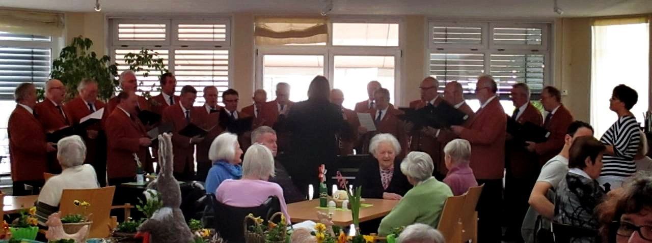 Der Männerchor des Gesangvereins Freundschaft-Konkordia unterhält die Bewohner des Malscher Marienhauses