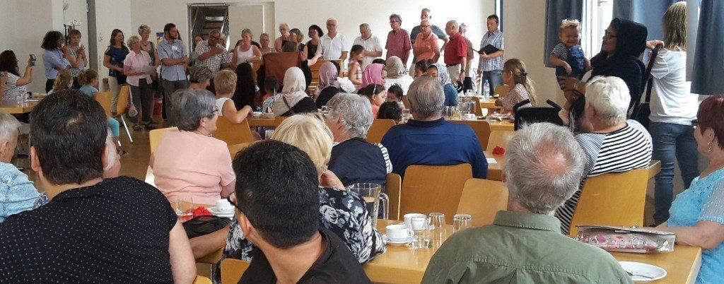 Change it singt beim Begegnungscafé mit Flüchtlingen im Theresienhaus Malsch
