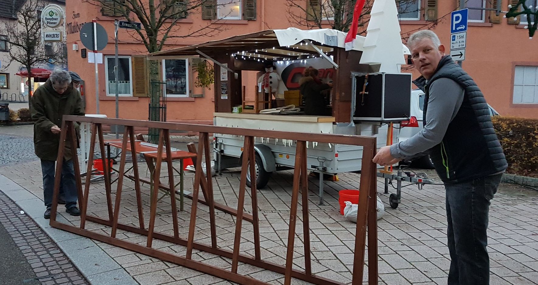 Jörg beim Aufbau des Glühweinstandes