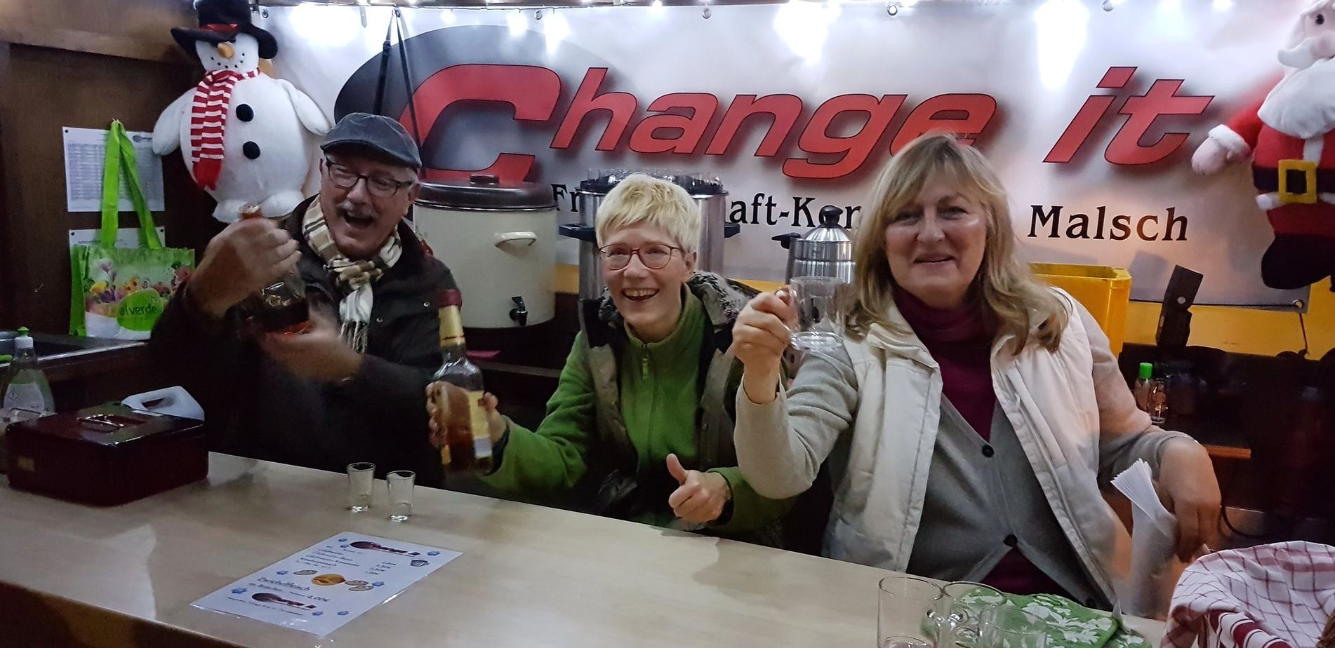Wolfgang, Biggi und Marion im Glühweinwagen