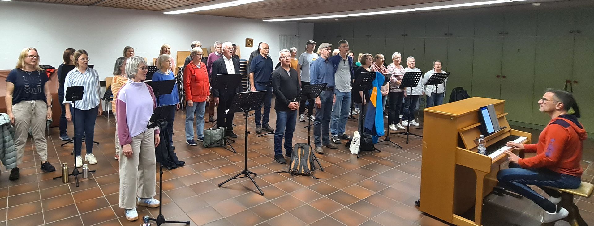 Change it bei der Chorprobe mit Notenständern statt im Sitzen