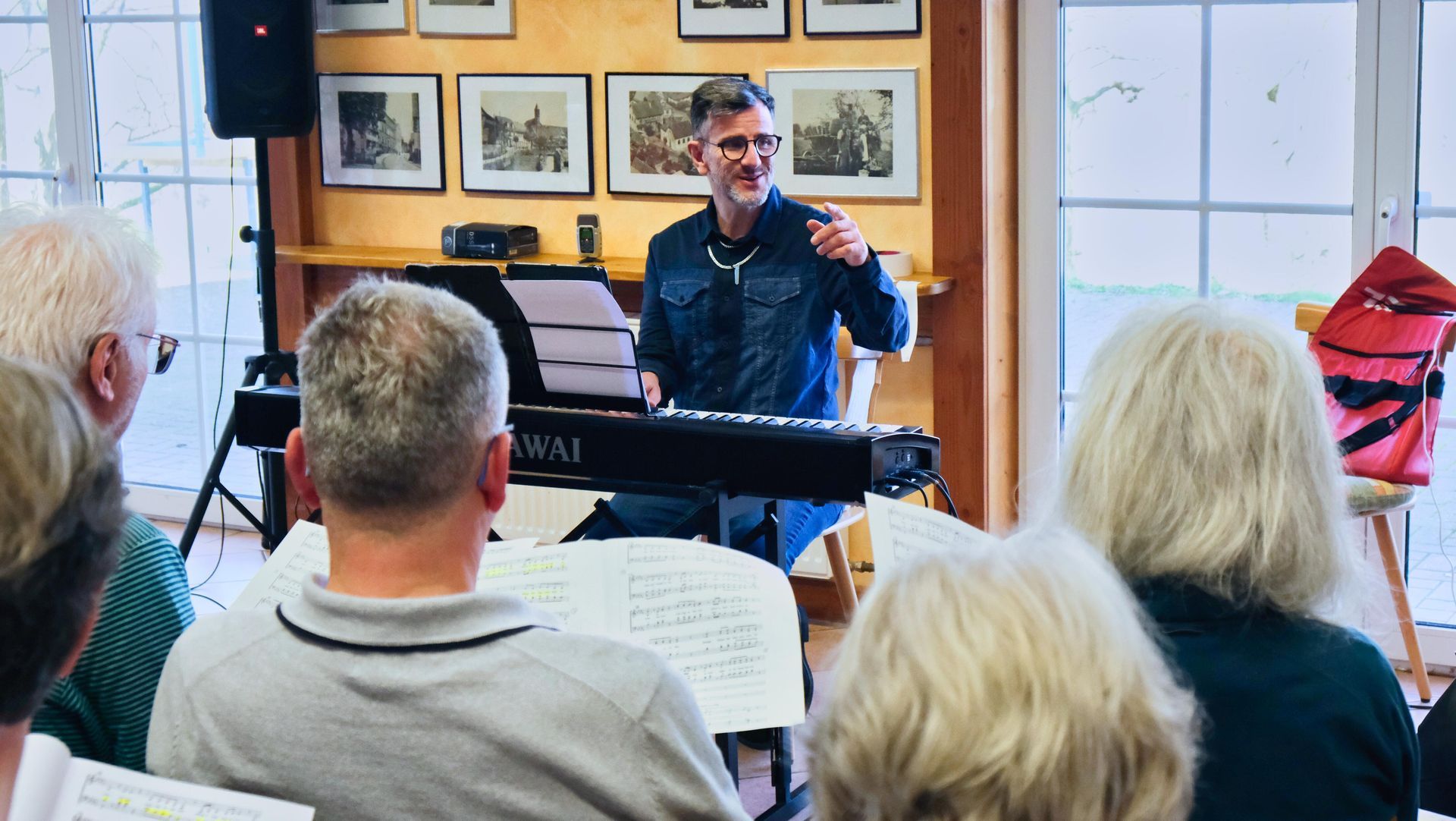 Chorleiter von Change it: Wilke Lahmann beim Proben-Wochenende in Malsch