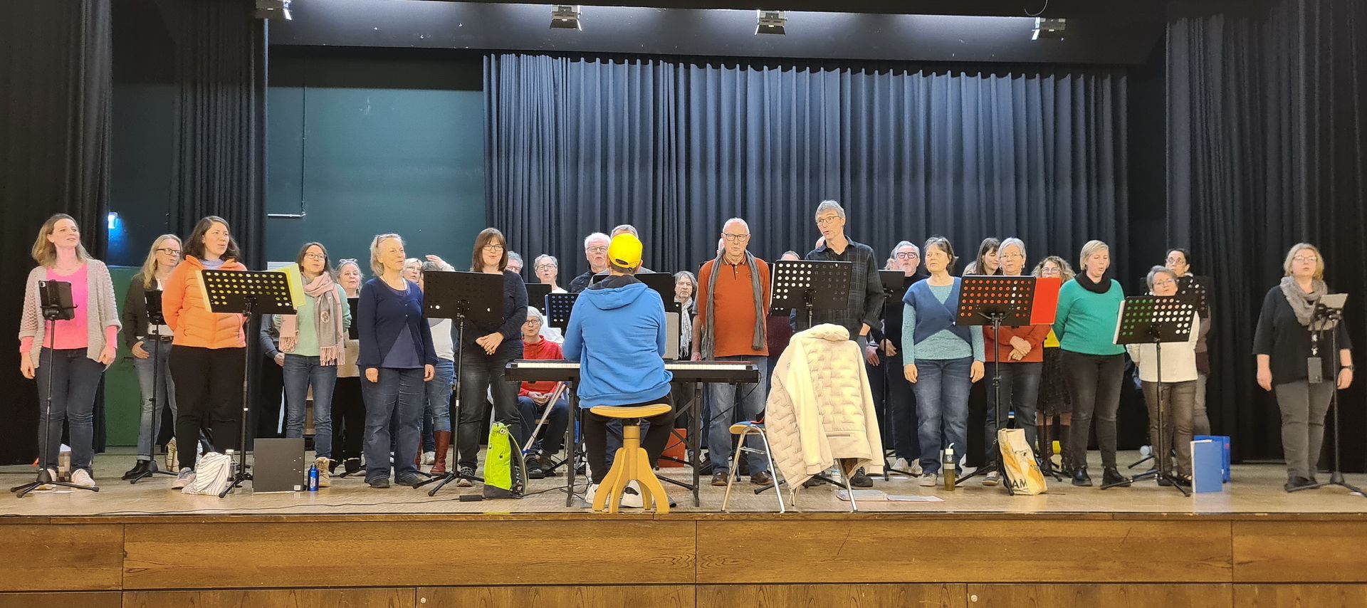 Moderner Chor Change it bei einer Probe auf der Bühne im Bürgerhaus Malsch