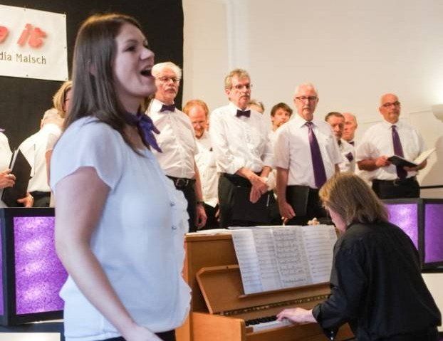 Dagmar Maurer singt ein Solo