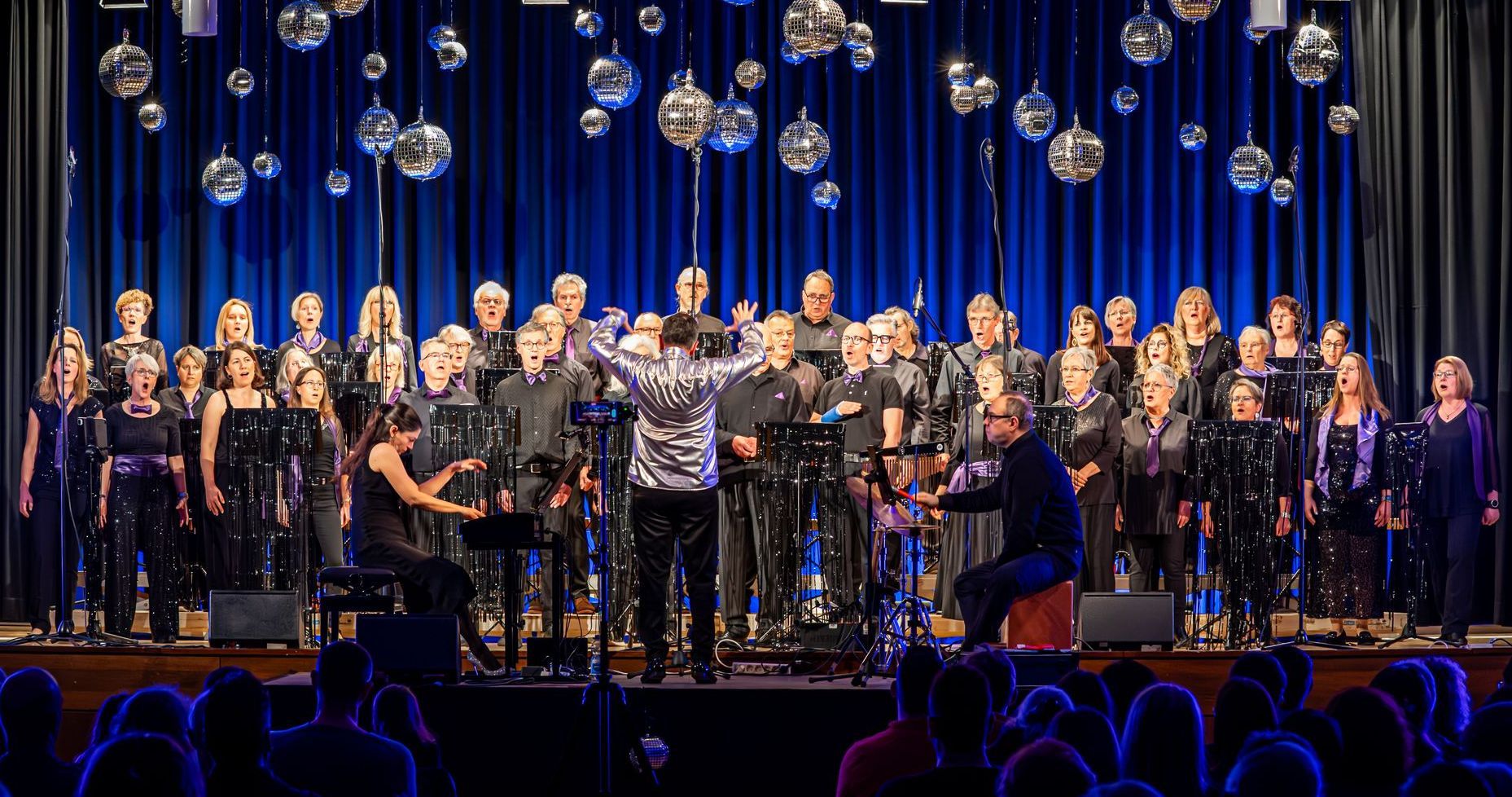 Konzert Colourful von Change it mit Chorleiter Wilke Lahmann. Am Piano: Naila Alvarenga Lahmann, an den Percussions: Aldo Martinez Konzert Colourful von Change it mit Chorleiter Wilke Lahmann. Am Piano: Naila Alvarenga Lahmann, an den Percussions: Aldo Martinez