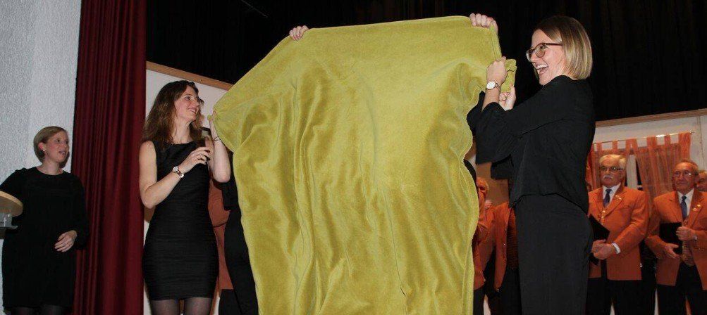 Bernhard Stephan wechselt hinter einer Decke sein Oberteil wegen eines Geschenkes