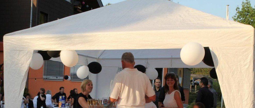 Begrüßungssekt gab es für die Teilnehmer am Pavillon