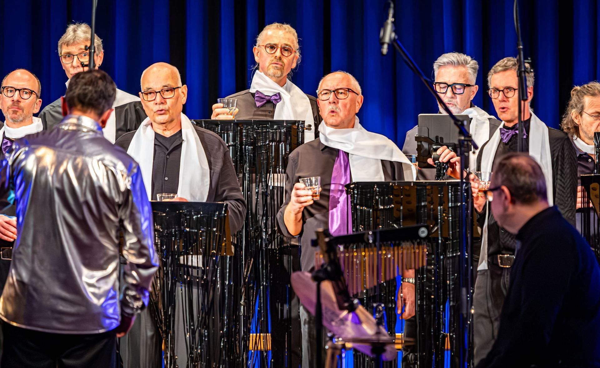 Die Männer von Change it performen My Way von Frank Sinatra auf Deutsch: mit weißem Tuchschal und Whiskeyglas