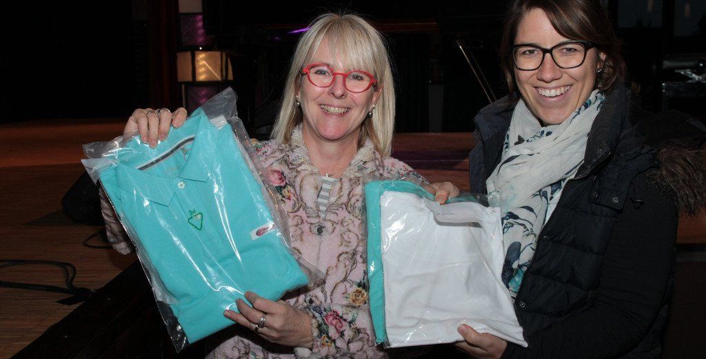 Anette zeigt das Polo-Shirt für die Männer, Verena das Doppel-Outfit für die Frauen