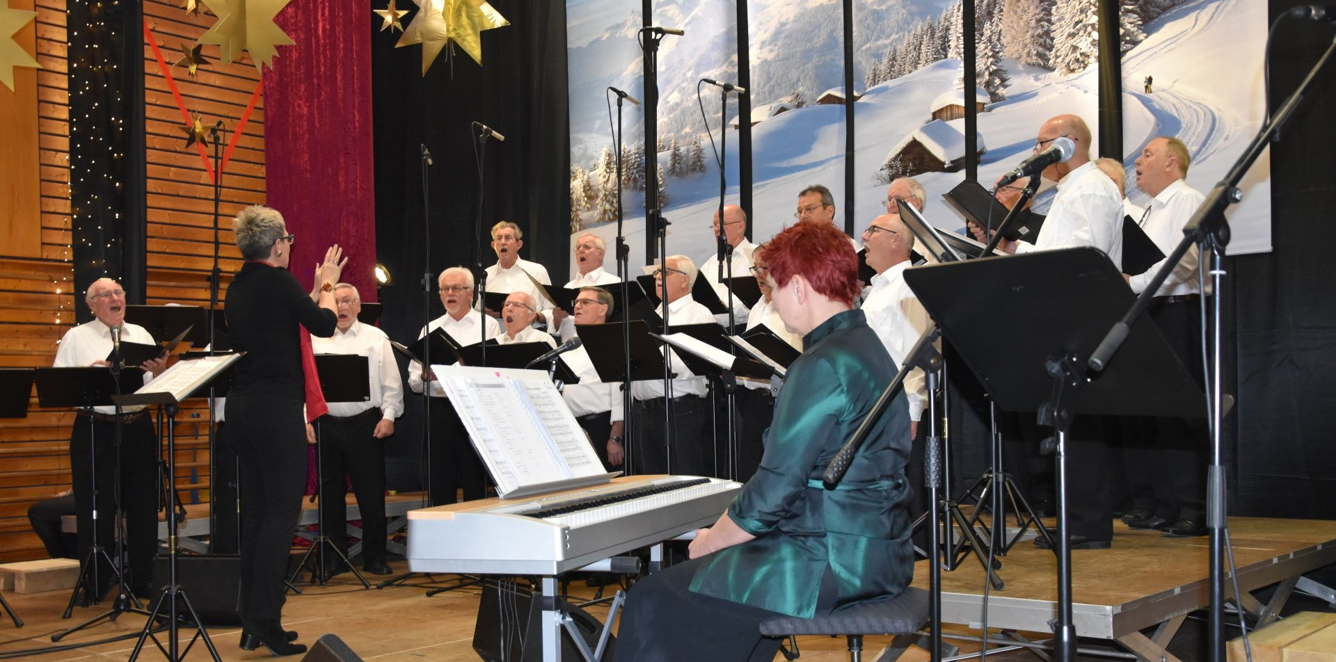 Irmgard Löb-Spöhr dirigiert in der Festhalle Reichenbach den Männerchor von Freundschaft-Konkordia aus Malsch