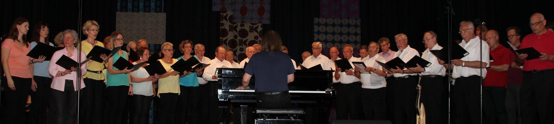 Change it und der Männerchor singen gemeinsam