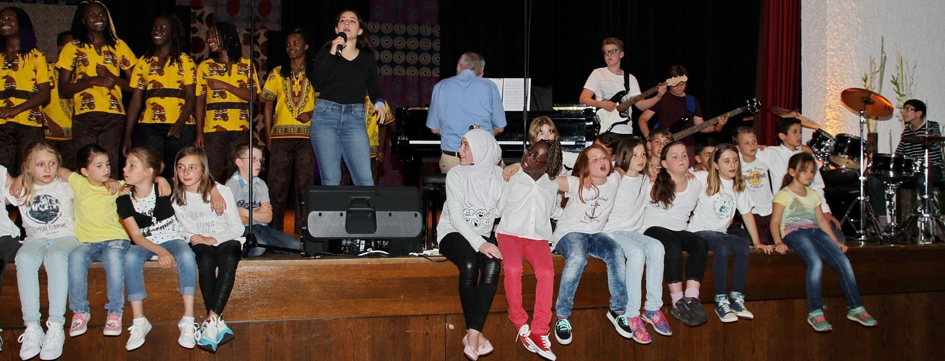 Schüler aus Malsch und der Jugendchor aus Afrika gemeinsam auf der Bühne