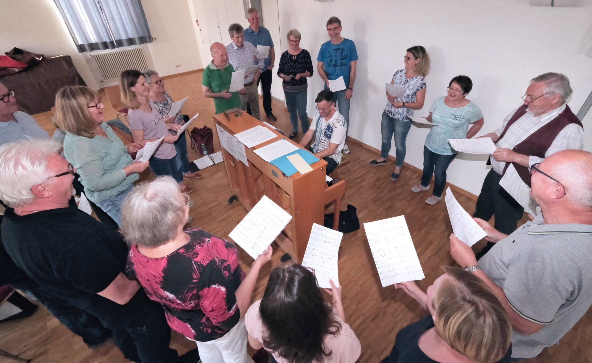 Mal anders als Chor singen: Alle Stimmen von Change it im Kreis um Chorleiter Wilke Lahmann verteilt