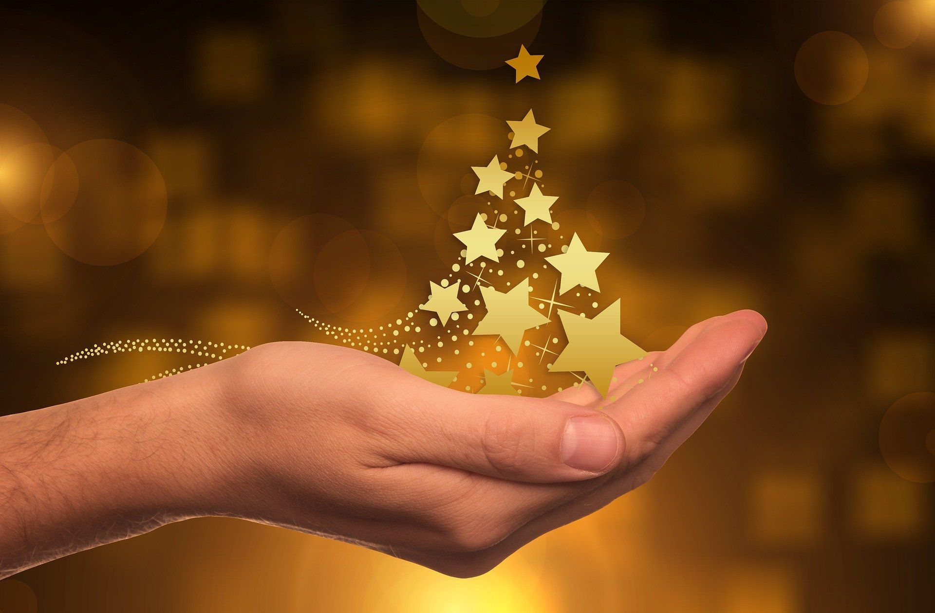 Aktion von Change it: So schön ist der Advent in Malsch - eine HAnd hält Sterne, dieeinen Weihnachtsbaum formen
