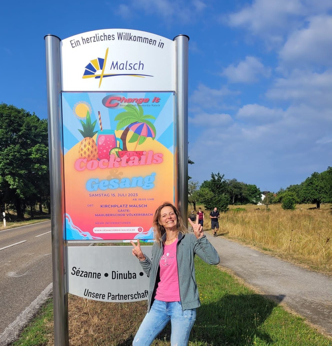 Anja Hogh von Change it  freut sich, dass die Event-Plakate hängen