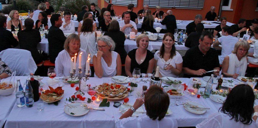 Beste Stimmung bei Kerzenleuchter-Atmosphäre an einem lauen Abend