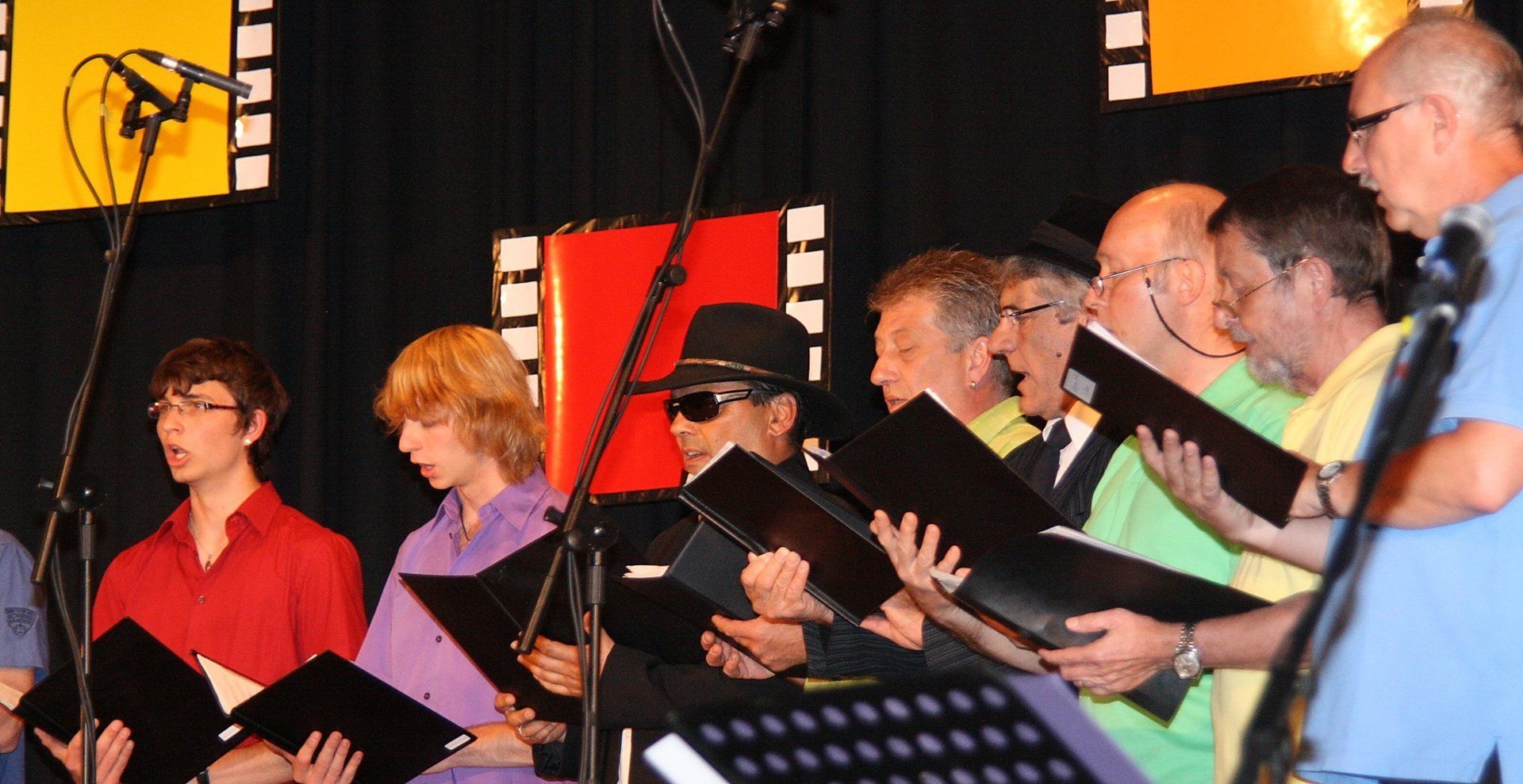 Die Männer von Change it verwandelten sich in die Blues Brothers