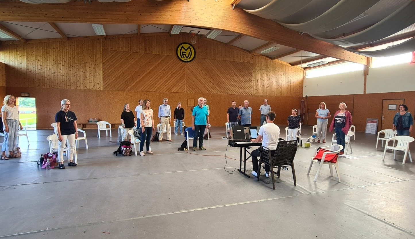 Change it in der Federbachhalle Malsch Change it probt im Sommer 2021 in der Federbachhalle Malsch