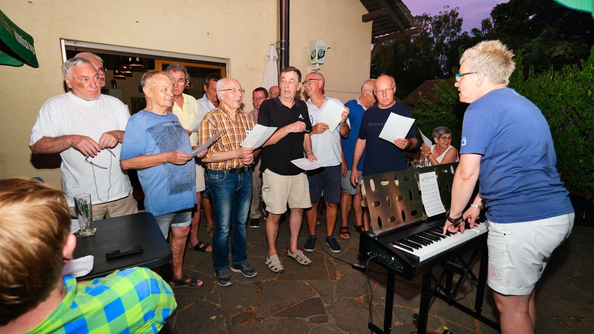 Männerchor und Chorleiterin Irmgard Löb-Spöhr beim Sommerfest von Freundschaft-Konkordia Malsch