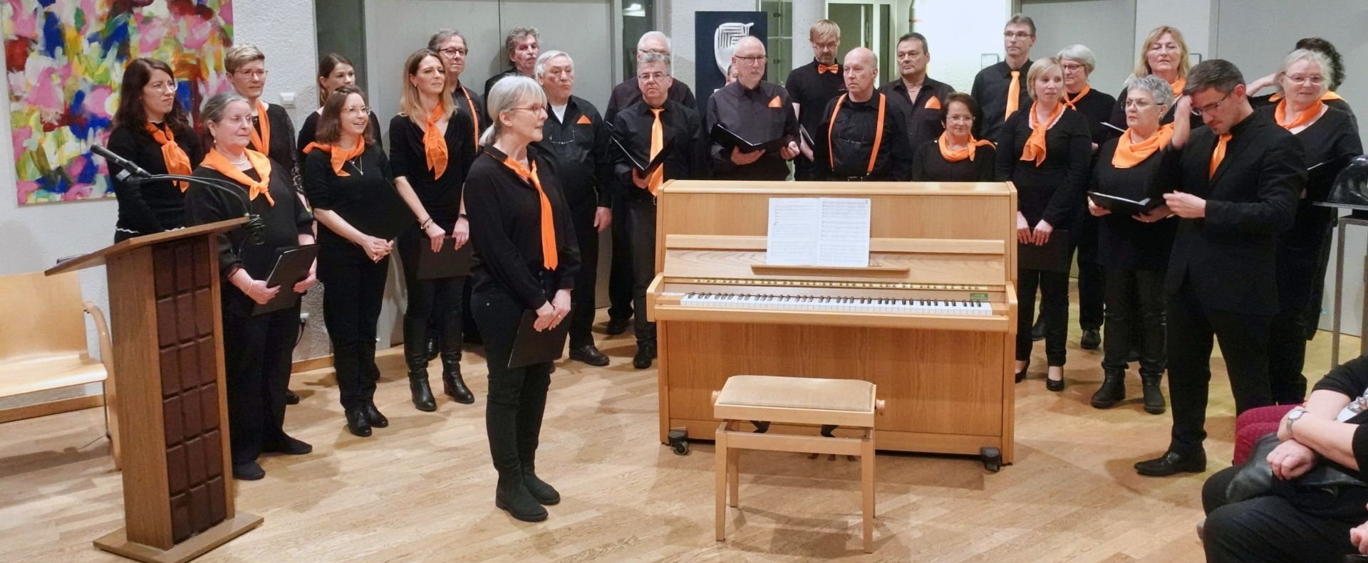 Anette von Change it stellte die Songs des Chores auf der Vernissage in Malsch vor
