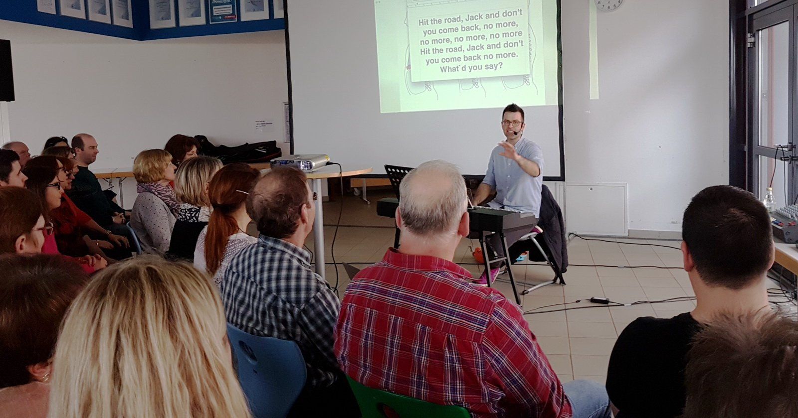 Gesangscoach Patrick Bach beim Workshop in Bretten