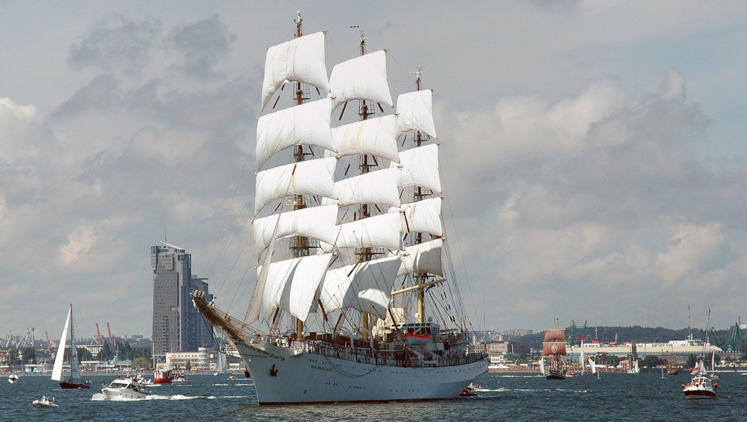 © Tomasz Degórski /Radosław Czaja. Dar Mlodziezy verlässt seinen Heimathaven Gdynia