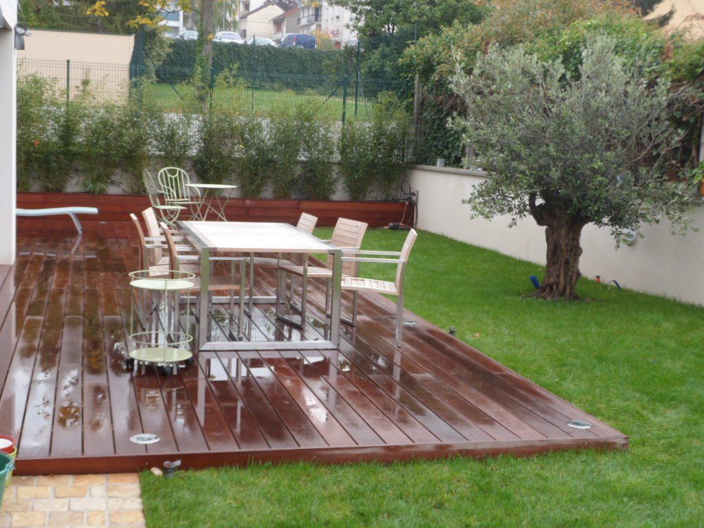 terrasse  de jardin à Rueil-malmaison en bois exotique,olivier et gazon bacs en bois exotique 