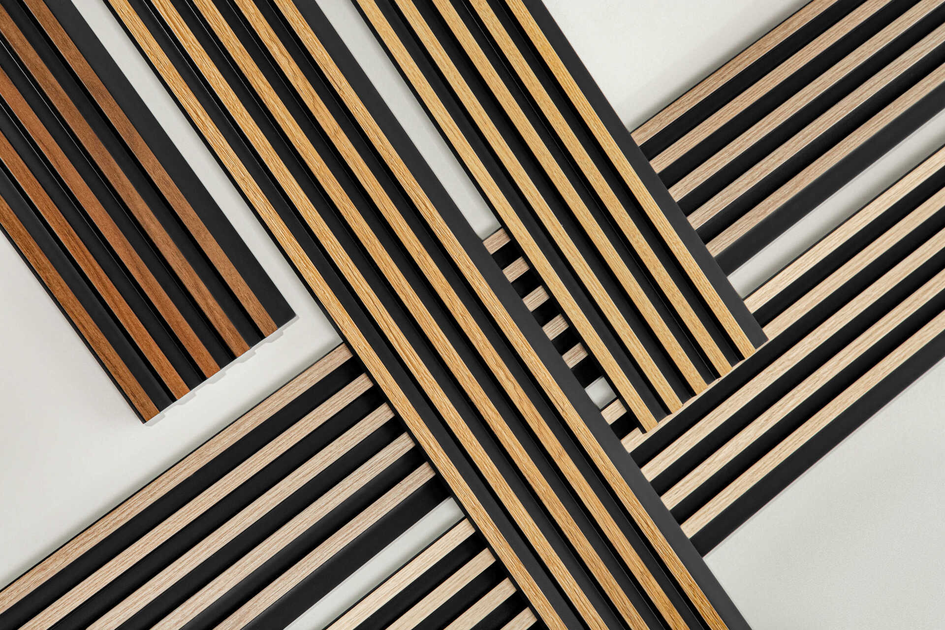Wandpaneele in Holzoptik Eiche. Schmale Stege für die kreative Wandgestaltung.