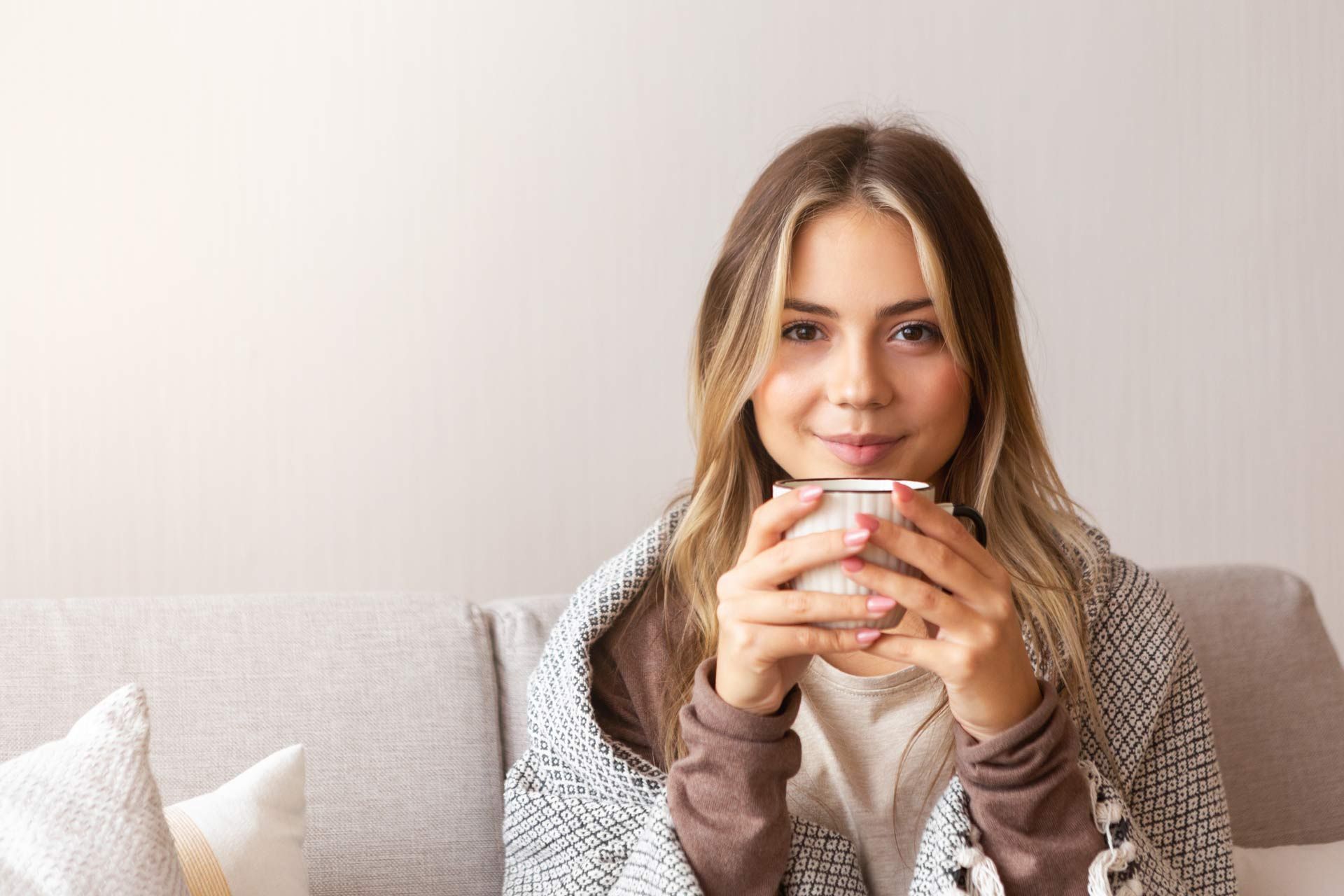 Chica con una infusión endulzada con miel apicum