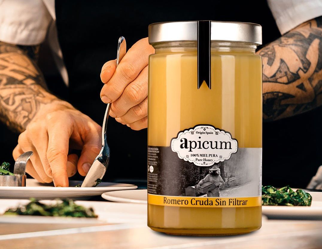 Miel cruda apicum en la cocina
