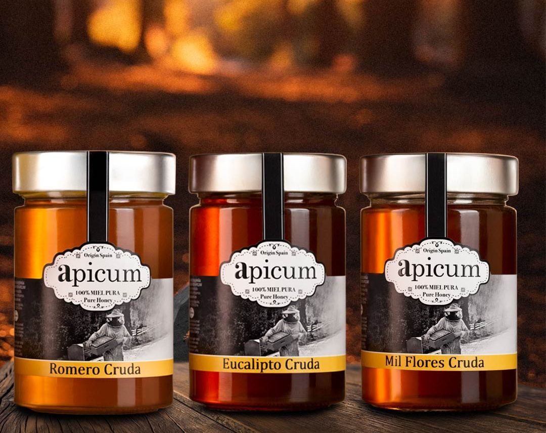 Chica en invierno, tomar 1 cucharada de miel a diario para mejorar su sistema inmunológico