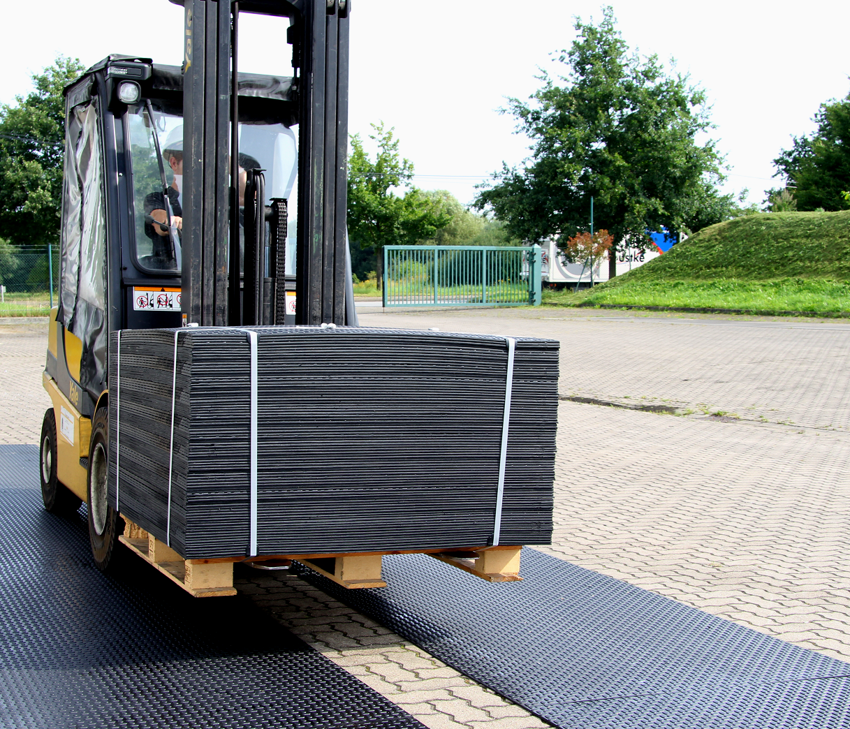 Stapler mit Palette Agroplan