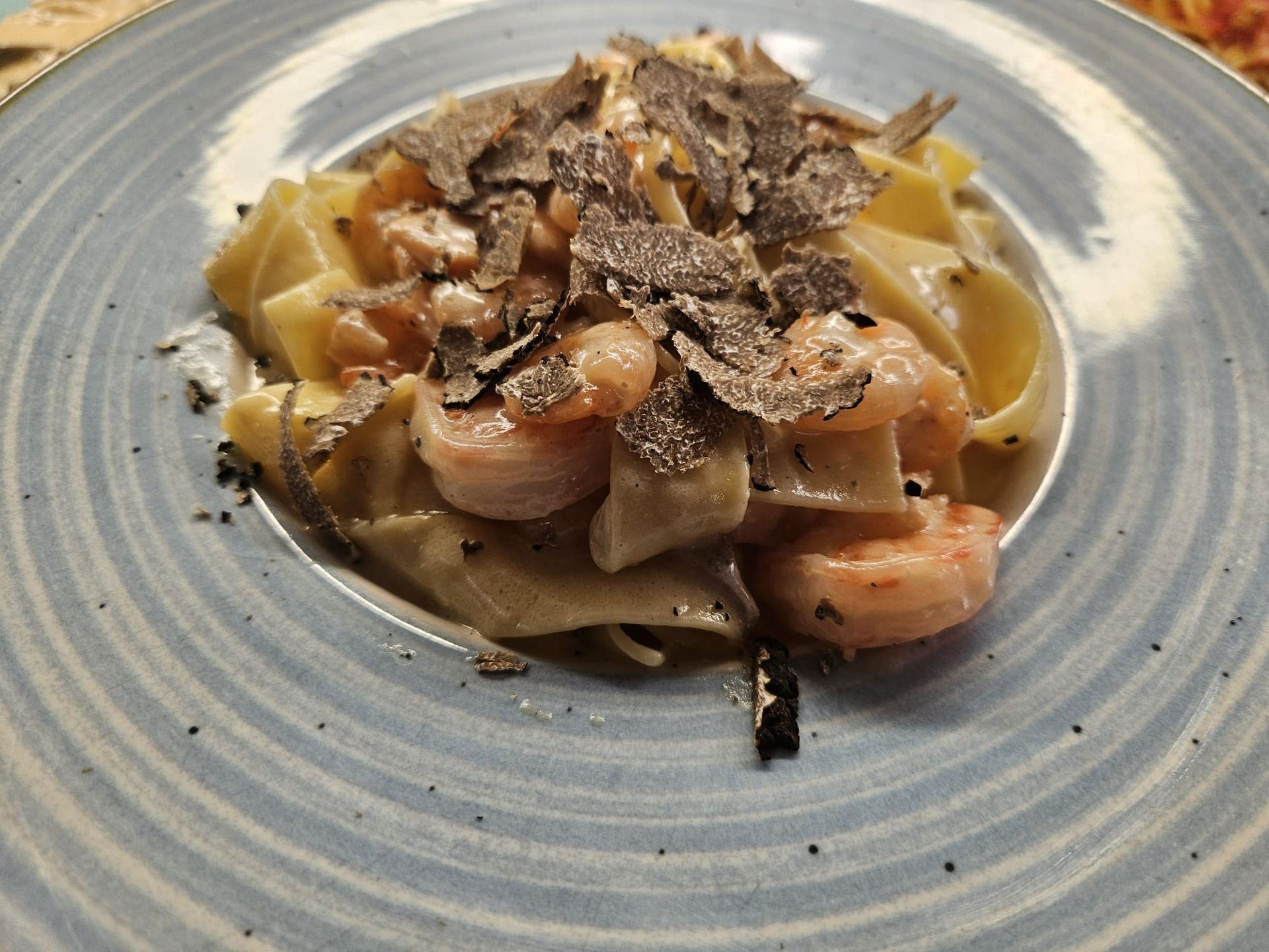 Restaurant in Rösrath serviert Scampi mit Pasta.