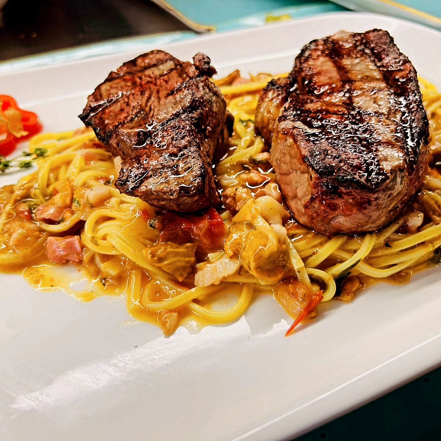 Rinterfilet auf Pasta nach Art des Hauses Rinterfilet auf Pasta nach Art des Hauses