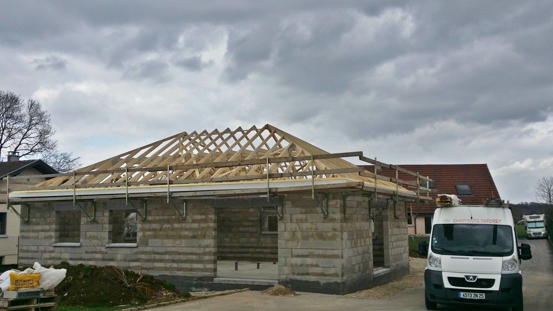 Pose de charpente, couverture, zinguerie su rmaison neuve