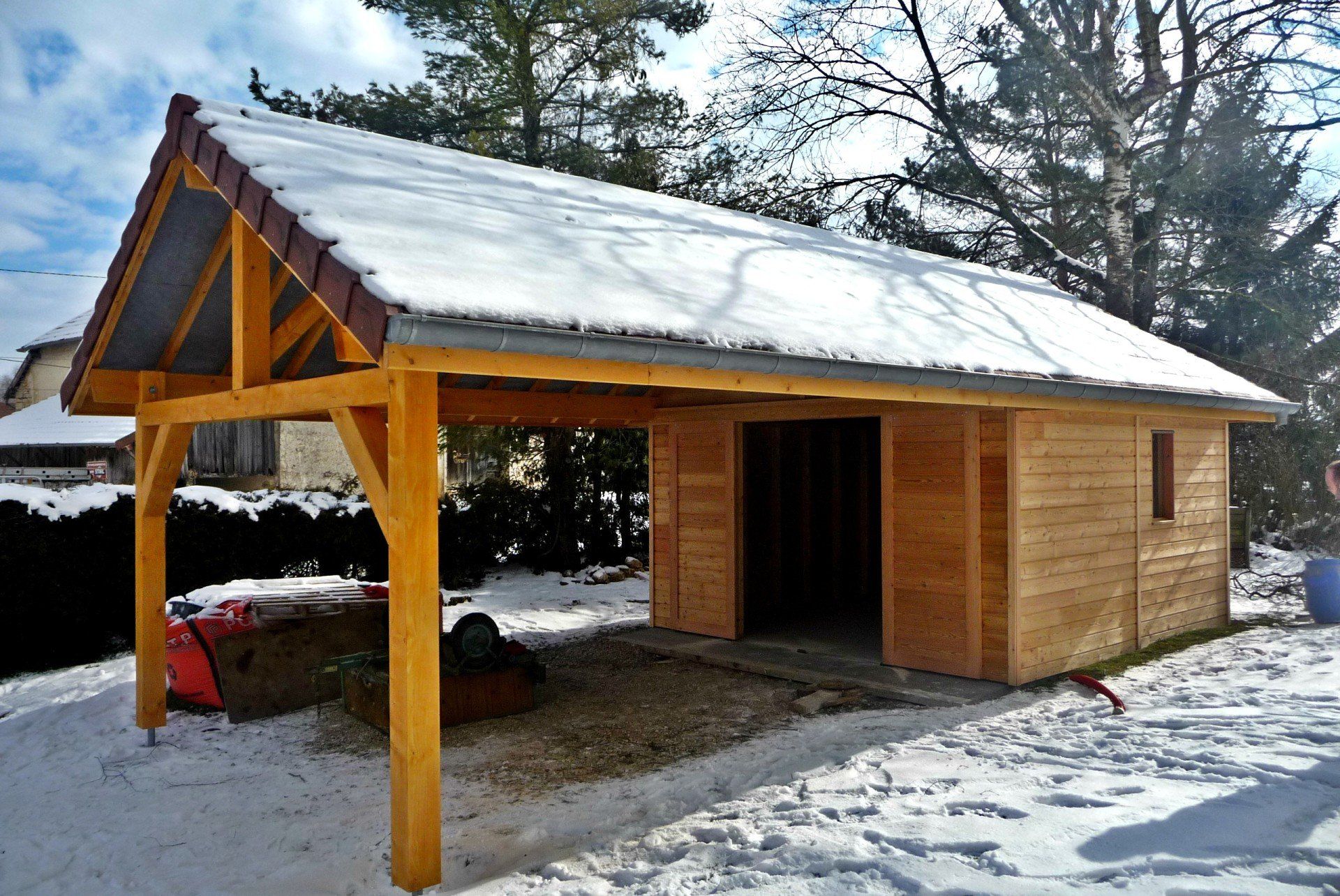 Cabane de jardin avec avancée couverte