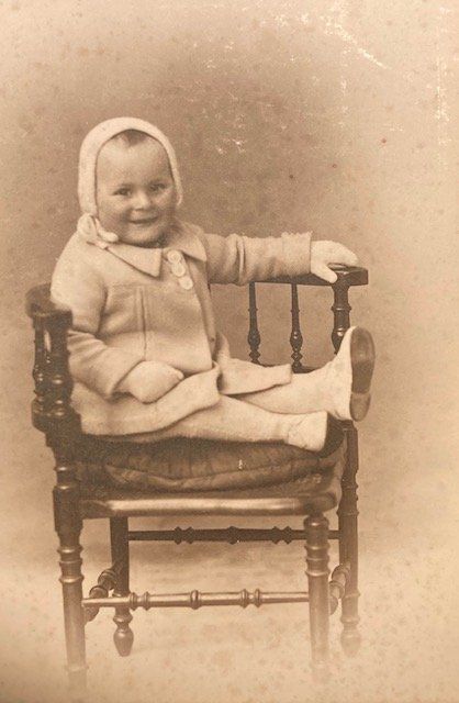 Enfant assis sur une chaise