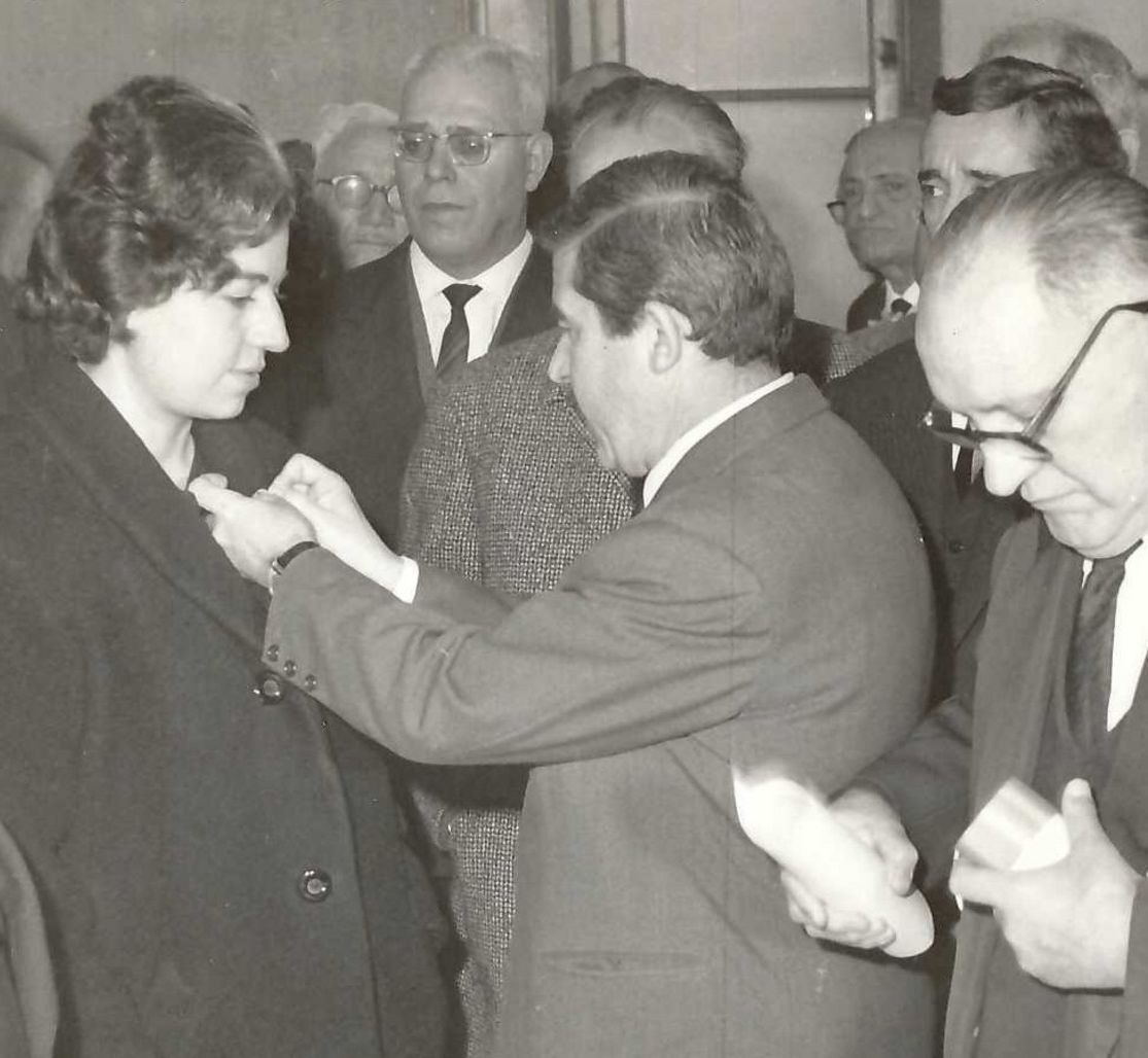 Remise de médaille à une femme