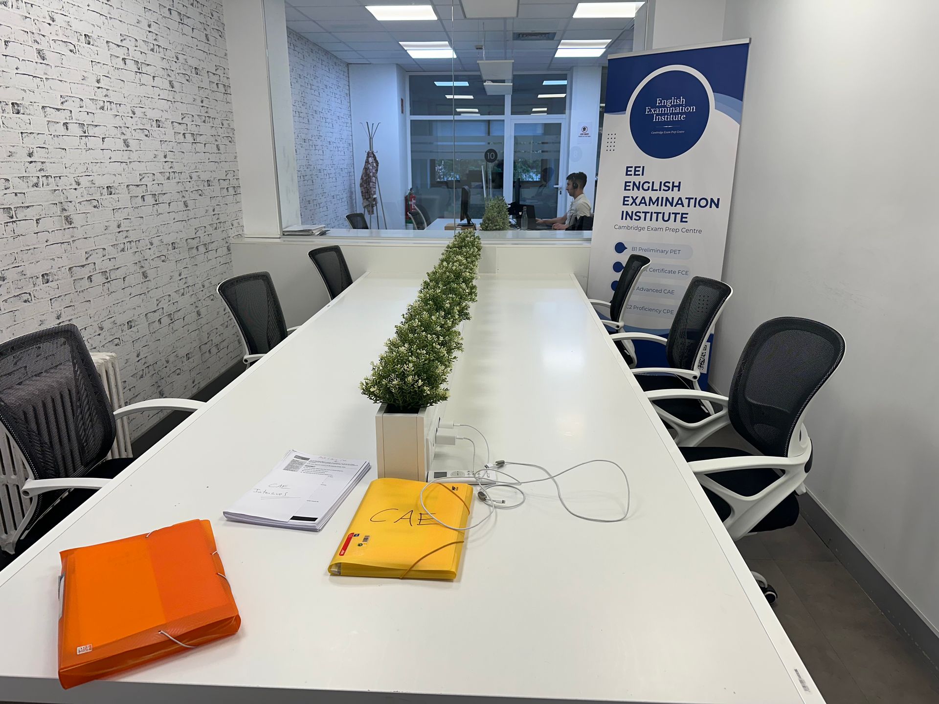 Hombre escribiendo en papel