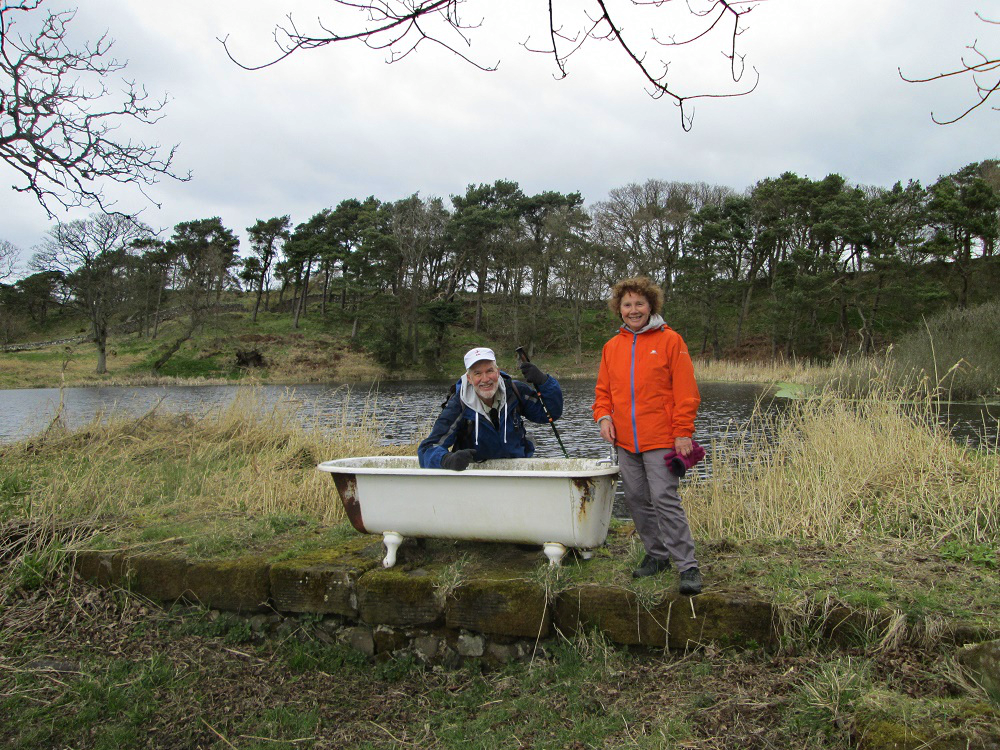 Bath tub at Dunearn Loch An outside bathroom? At Dunearn Loch