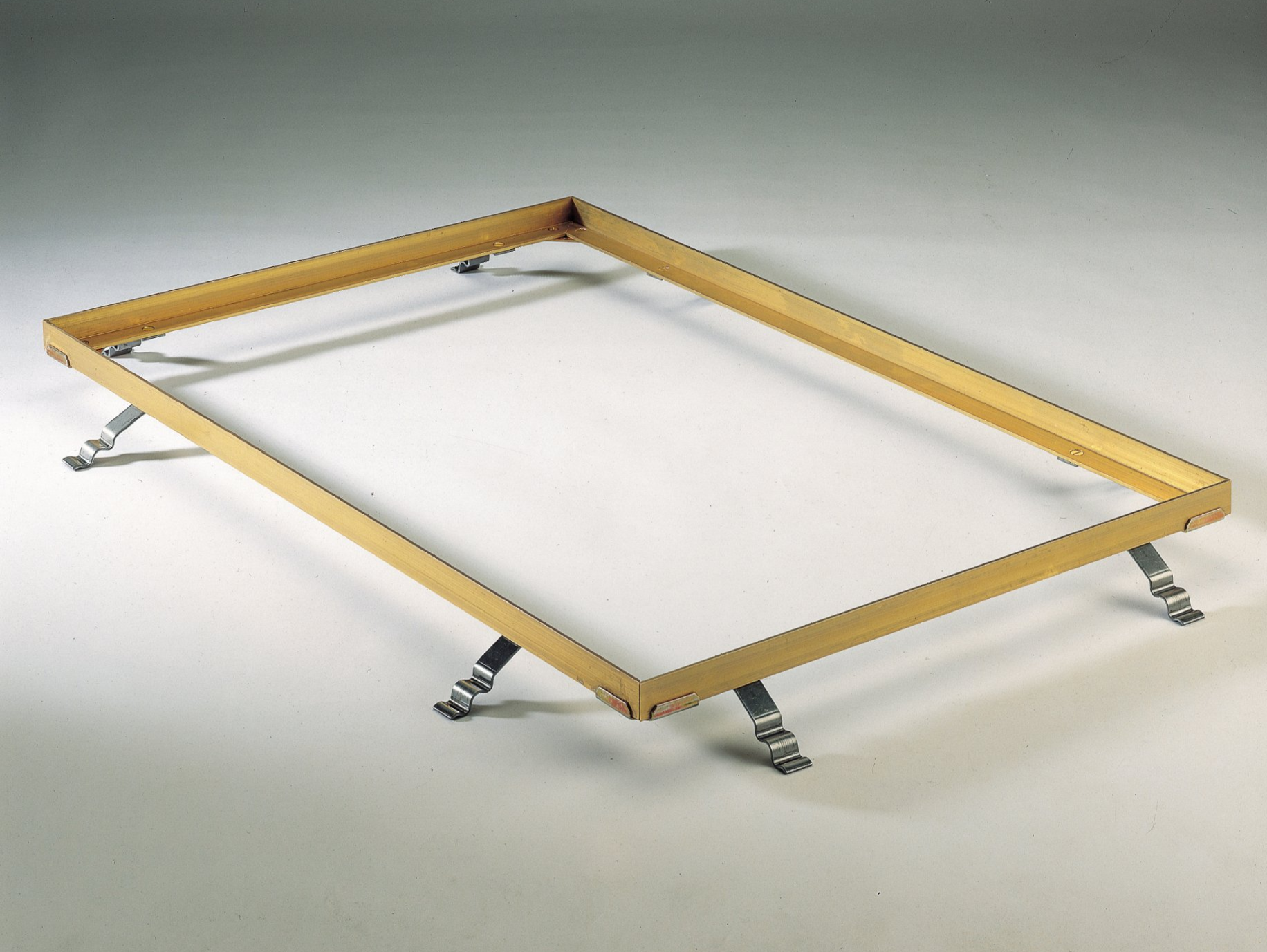 Mattenrahmen mit Mauerankern