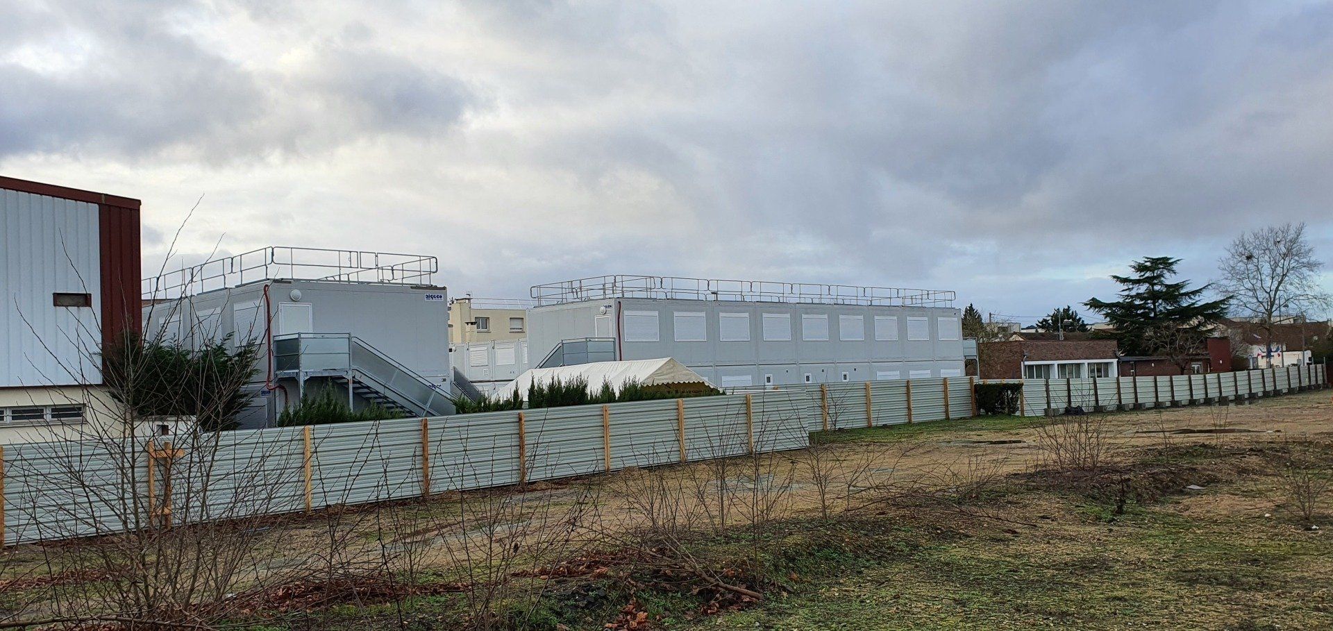 Les locaux de fortune des élèves de l'école Giono - Carrières-sous-Poissy Les locaux de fortune des élèves de l'école Giono - Carrières-sous-Poissy